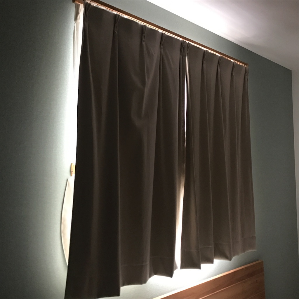 子どもの超早起き対策 窓に遮光シート ニトリの遮光1級カーテンは 睡眠の質を上げる ノジ子のこどもアンテナ